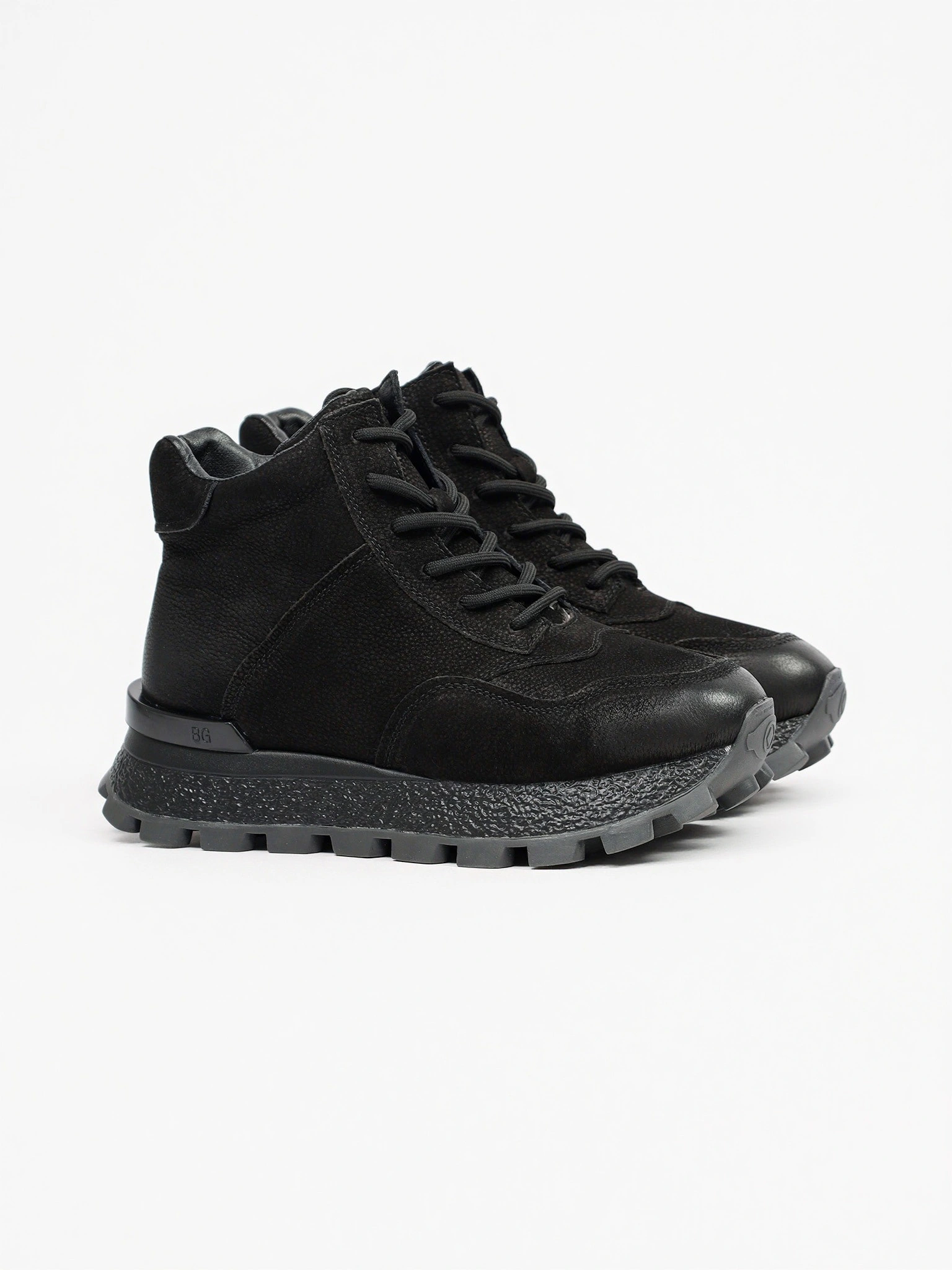 Кроссовки черного цвета на рельефной подошве